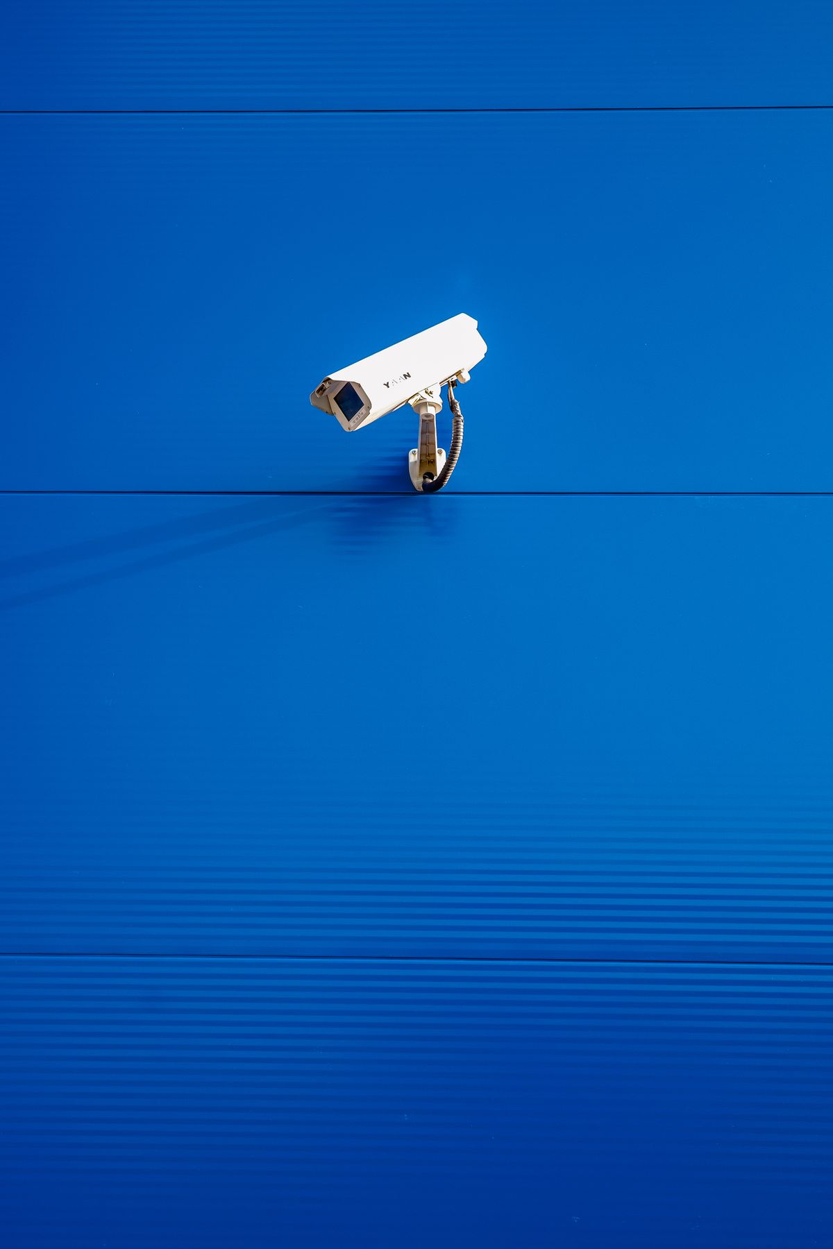 Cámara de seguridad minimalista